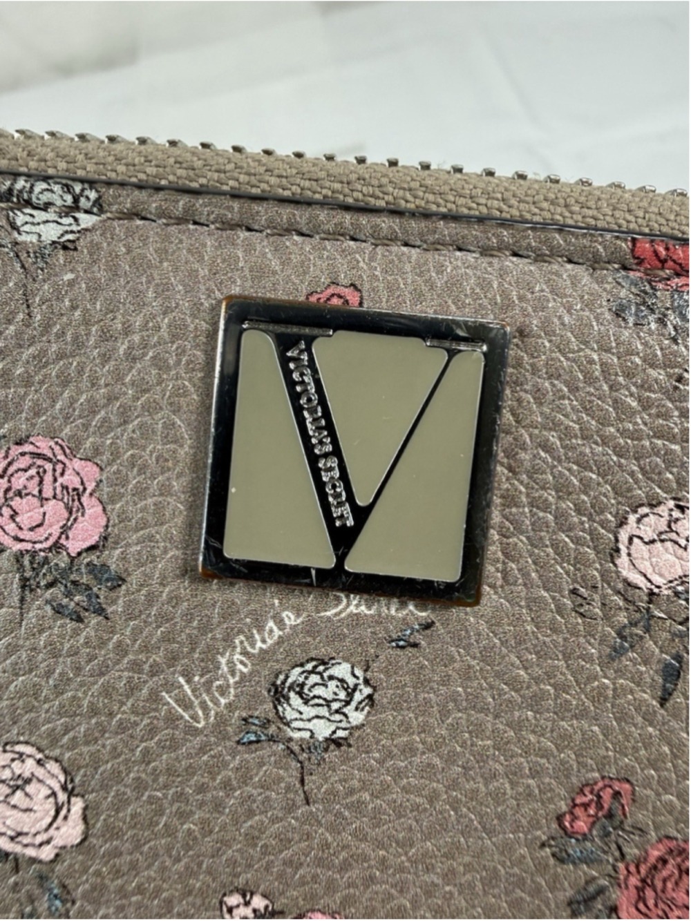 Victoria's Secret Wallet Large Bi-Fold Wallets For Women Gray Roses Floral Print - Picture 3 of 15